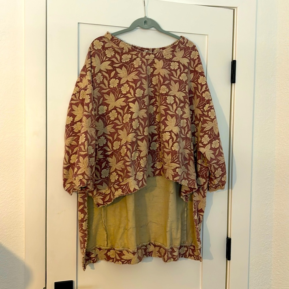 Gorgeous floral hi/lo sweatshirt with light distressing
